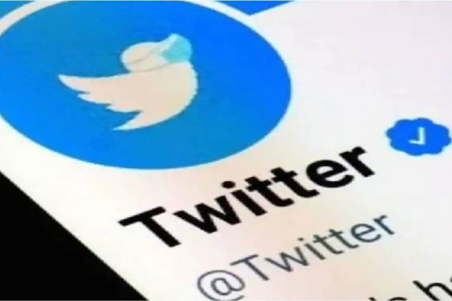 টুইটার হাতে পেয়েই মাস্কের নজর পড়েছে দুনিয়া জুড়ে ছড়িয়ে থাকা ‘ভেরিফায়েড’ অ্যাকাউন্টের দিকে। টুইটারে ব্লু-টিকধারী এবং সাধারণ উপভোক্তার মধ্যে যে ‘অকারণ পার্থক্য’ করা হয়, তা নিয়ে শুরু থেকেই আপত্তি তুলেছিলেন মাস্ক। এ বার তিনি হাজির সেই বৈষম্য ঘোচানোর দাওয়াই নিয়ে।