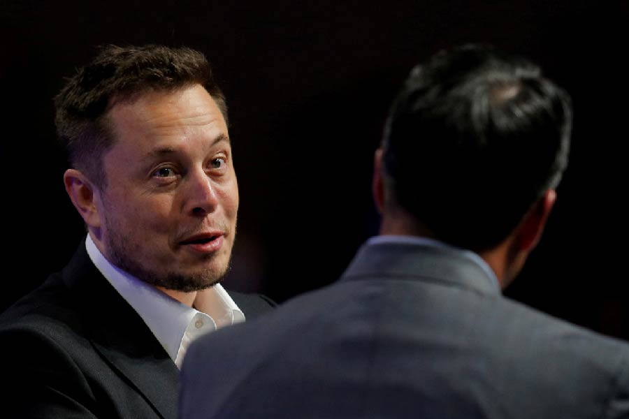 ১ নভেম্বর, টুইটারের নতুন মালিক জানিয়ে দিলেন, এখন থেকে অ্যাকাউন্টে ‘ব্লু-টিক’ রাখতে খরচ করতে হবে গাঁটের কড়ি। এ জন্য প্রতি মাসে দিতে হবে ৮ ডলার (ভারতীয় মুদ্রায় ৬৬১ টাকা)। যা জায়গা বিশেষে বদলেও যেতে পারে।