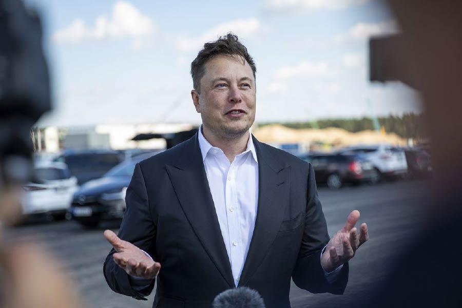 তবে মাস্কের টুইটার কেনা নিয়ে নাটক কম হয়নি। কখনও বিক্রয়মূল্য নিয়ে বিবাদ, আবার কখনও অন্য কোনও বিষয়— বার বার মাইক্রো ব্লগিং সাইটের হাতবদল থমকে গিয়েছে। শেষ পর্যন্ত গত বৃহস্পতিবার টুইটার কিনে ফেলেন মাস্ক।