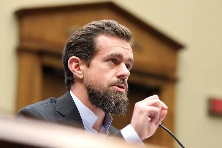 মাস্ককে অর্থ যুগিয়ে টুইটার কিনতে সাহায্যকারীদের লম্বা তালিকায় প্রথম নামটি যেমন চমকপ্রদ, তেমনই তাৎপর্যপূর্ণ। তিনি হলেন, টুইটারের সহ-প্রতিষ্ঠাতা তথা প্রাক্তন সিইও জ্যাক ডরসি।