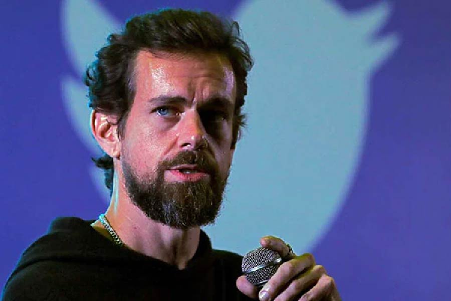 জানা গিয়েছে, জ্যাক টুইটারের ১ কোটি ৮০ লক্ষেরও বেশি শেয়ার কিনেছেন। এ জন্য জ্যাককে খরচ করতে হয়েছে ৯৭.৮ কোটি ডলার। এর ফলে প্রায় ১০০ কোটি ডলার খরচ করে নতুন সংস্থার ২.৪ শতাংশের মালিক এখন পরাগের উত্তরসূরি।