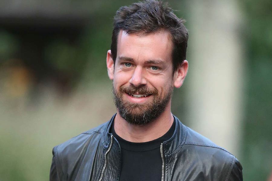 গত বছর নভেম্বরে জ্যাক টুইটারের সিইও পদ ছেড়ে দেন। তার জায়গায় দায়িত্বে আসেন পরাগ। মাক্সের চুক্তি চূড়ান্ত হওয়ার পর পরাগও অতীত হলেন টুইটারে। 