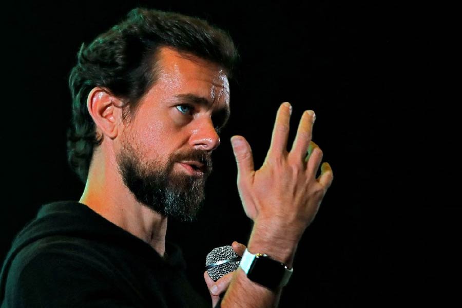 জ্যাকের পর যে নাম তালিকায় হিল্লোল তুলেছে তা সৌদির এক ধনকুবেরের। নাম তাঁর যুবরাজ অলওয়ালিদ বিন তালাল। অলওয়ালিদ নিজে কিংডম হোল্ডিংস কোম্পানির মাধ্যমে টুইটারের সাড়ে তিন কোটি শেয়ার কিনেছেন।