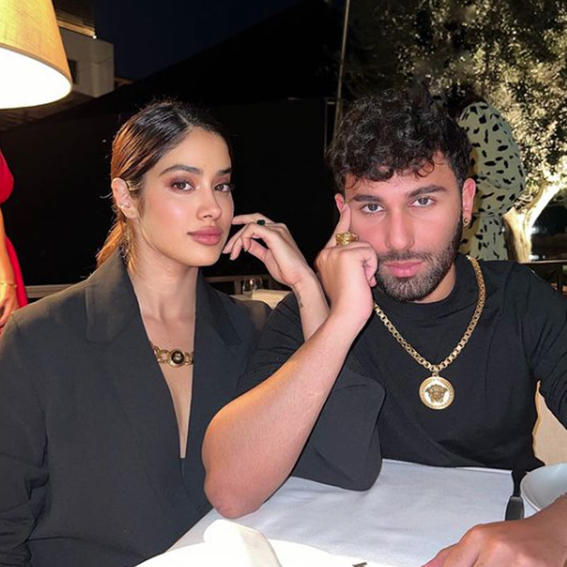 বলিপাড়ার অনেকে মনে করেন শ্রীদেবী-কন্যা জাহ্নবী কপূরের সঙ্গে সম্পর্কে রয়েছেন ওরহান। কোনও পার্টিতে বা বাইরে ঘুরতে গেলেও জাহ্নবীর সঙ্গে বেশির ভাগ সময় দেখা যাচ্ছে ওরহানকে।