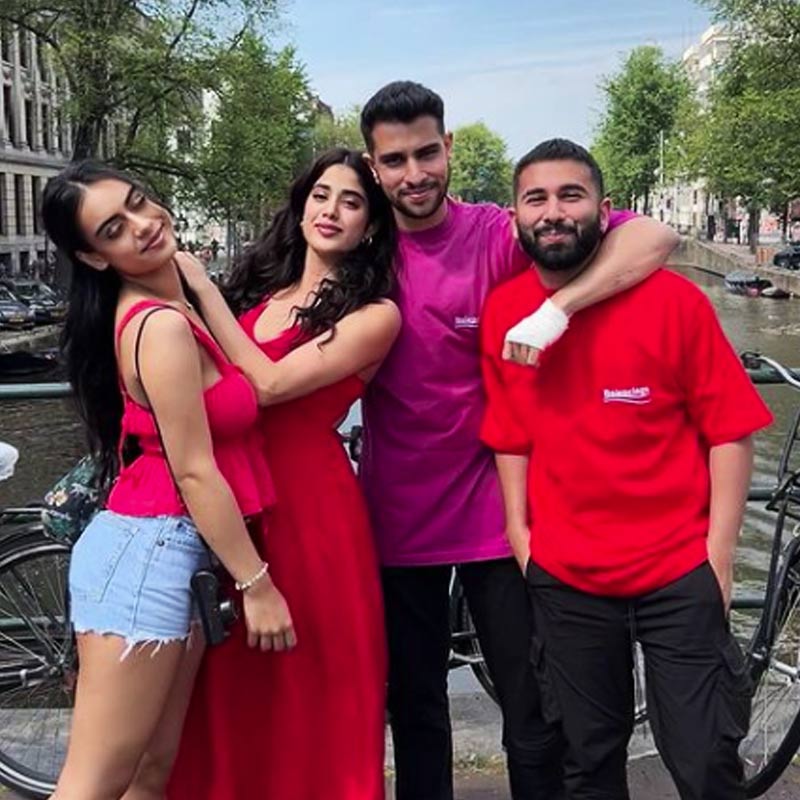 চলতি বছরে হ্যালোউইন উপলক্ষে একটি অনুষ্ঠানের আয়োজন করেছিলেন ওরহান। এই অনুষ্ঠানে উপস্থিত তারকাদের ভিড় দেখে চমকে গিয়েছেন পাপারাৎজিরা।