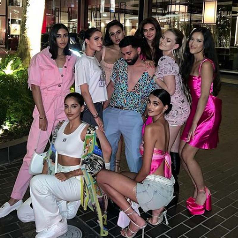 জাহ্নবী কপূর ছাড়াও সেখানে উপস্থিত ছিলেন অমিতাভ বচ্চনের নাতনি নব্যা নভেলি নন্দা, শাহরুখ-পুত্র আরিয়ান খান, সইফ-কন্যা সারা আলি খান। ছিলেন ইব্রাহিম আলি খান, অনন্যা পাণ্ডে, আহান শেট্টিও।