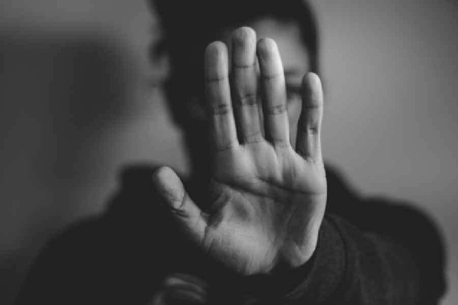 কোনও ভয় যখন মনের মধ্যে গভীর ভাবে গেঁথে যায়, তখন সেটা একটা উদ্বেগে পরিণত হয়। আর সেই উদ্বেগ, সেই আতঙ্ক থেকে বেরিয়ে আসতে নানা রকম চিকিৎসা এবং থেরাপির সাহায্য নেওয়া হয়।