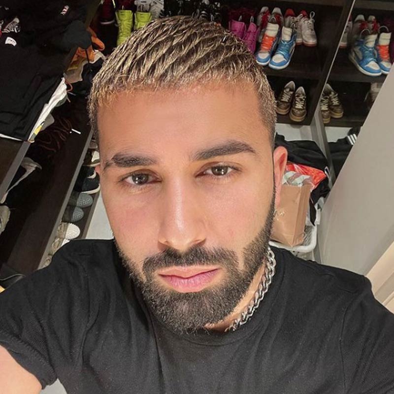 সেখানেই সমাজকর্মী হিসাবে কাজ করেন তিনি।