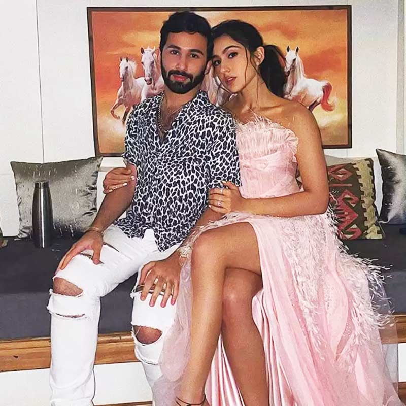 সংবাদ সংস্থা সূত্রে খবর, স্নাতক স্তরের পড়াশোনা চলাকালীন সারা আলি খানের সঙ্গে আলাপ হয় ওরহানের। সেই ক্ষণিকের আলাপই গভীর বন্ধুত্বে গড়ায়।