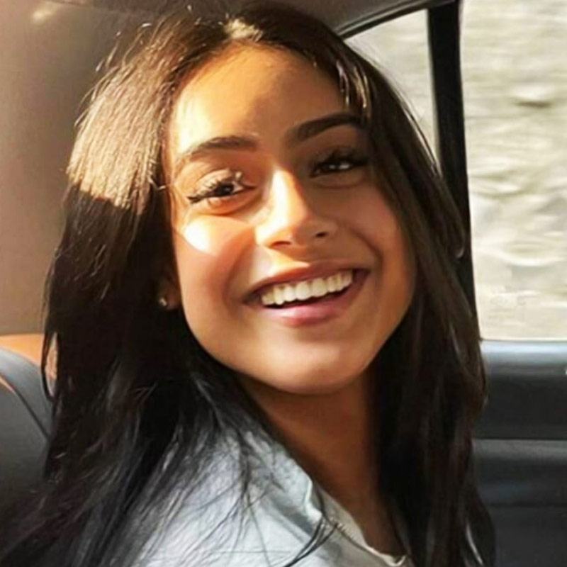 লন্ডনে পার্টি করা থেকে শুরু করে চপারে ভ্রমণ— নায়সার সঙ্গে প্রায়ই দেখা যায় তাঁকে।