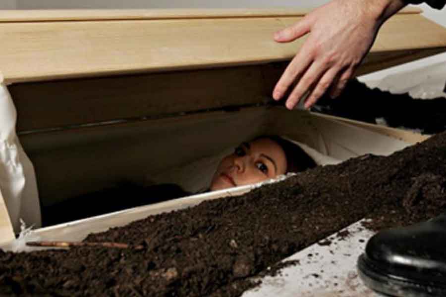 ২০২২-এর মে মাসে এই অদ্ভুত কাজ শুরু করেন ইয়েকাটেরিনা প্রিয়ব্রাজেনস্কায়া। তাঁর দাবি, এক বার এই মৃত্যুর অনুভূতি ‘উপভোগ’ করার পর ভয় বা উদ্বেগের সঙ্গে লড়াই করা আরও সহজ হবে। শুধু তাই নয়,  ইয়েকাটেরিনার দাবি, এই অনুভূতির মধ্যে দিয়ে কোনও ব্যক্তির সুপ্ত প্রতিভা সম্পর্কে জানা যাবে।