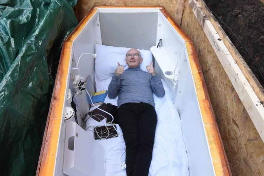 রুশ সংস্থাটির দাবি, মৃত্যুর অনুভূতি ‘উপভোগ’ করার জন্য দু’ধরনের প্যাকেজ রয়েছে। একটি হল ‘অনলাইন ফিউনেরাল প্যাকেজ’। এই প্যাকেজের খরচ ১২ লক্ষ টাকা। গ্রাহককে মৃত্যুর অনুভূতি উপভোগ করানোর জন্য কফিন সাজানো হবে। শোকগাথা চলবে, জ্বালানো থাকবে মোমবাতি। ‘মৃত্যু’র আগে ইচ্ছাপত্রও লিখতে হবে। পুরোপুরি মৃত্যুর আবহ তৈরি করা হবে।