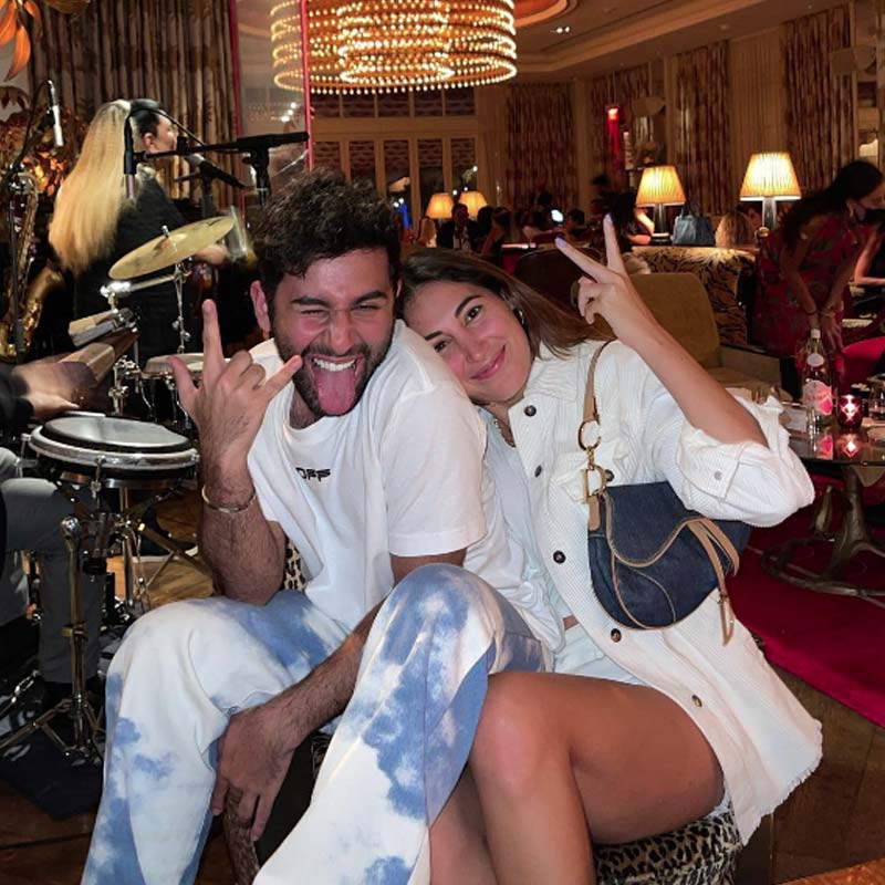 অনেকে মনে করছেন, যিনি এত নামী ব্র্যান্ডের পোশাক পরেন, হয়তো মডেলিংজগতেই নেমে পড়তে পারেন তিনি।