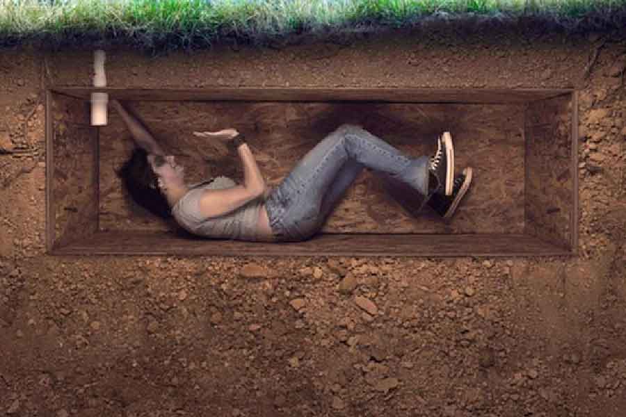 দ্বিতীয় প্যাকেজটি হল, পুরোপুরি কফিনবন্দি করে জ্যান্ত কবর দেওয়া হবে গ্রাহককে। রাখা হবে এক ঘণ্টার জন্য। সংস্থার দাবি, এই পদ্ধতি গ্রাহকের মধ্যে জীবন নিয়ে একটা নতুন আশা জাগাতে সাহায্য করবে।