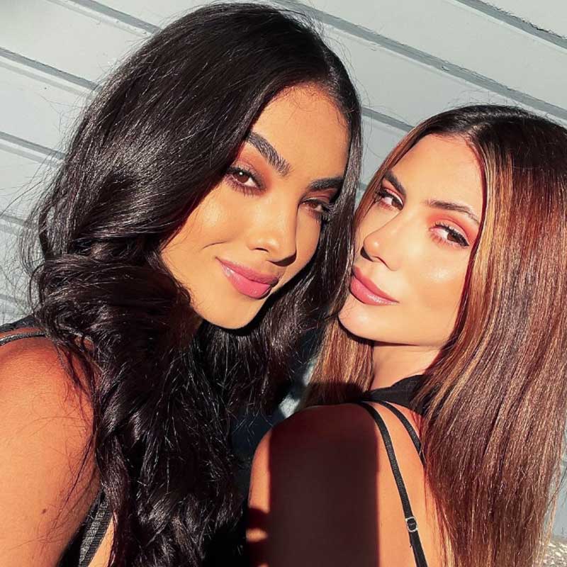 এক জন আর্জেন্তিনার আর এক জন পুয়ের্তো রিকোর। দু’জনেই নিজের নিজের দেশে সেরা সুন্দরীর তকমা পেয়েছেন। একে অপরকে বিয়ে করলেন সেই সুন্দরীরা। 