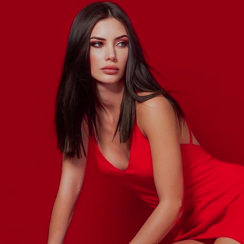 ২০২০ সালে মিস আর্জেন্তিনার শিরোপা জেতেন মারিয়ানা ভারেলা। ওই বছরই মিস পুয়ের্তো রিকো হন ফাবিওলা ভ্যালেন্তিন। ৩১ অক্টোবর, সোমবার তাঁরা বিয়ের কথা ঘোষণা করেছেন। 