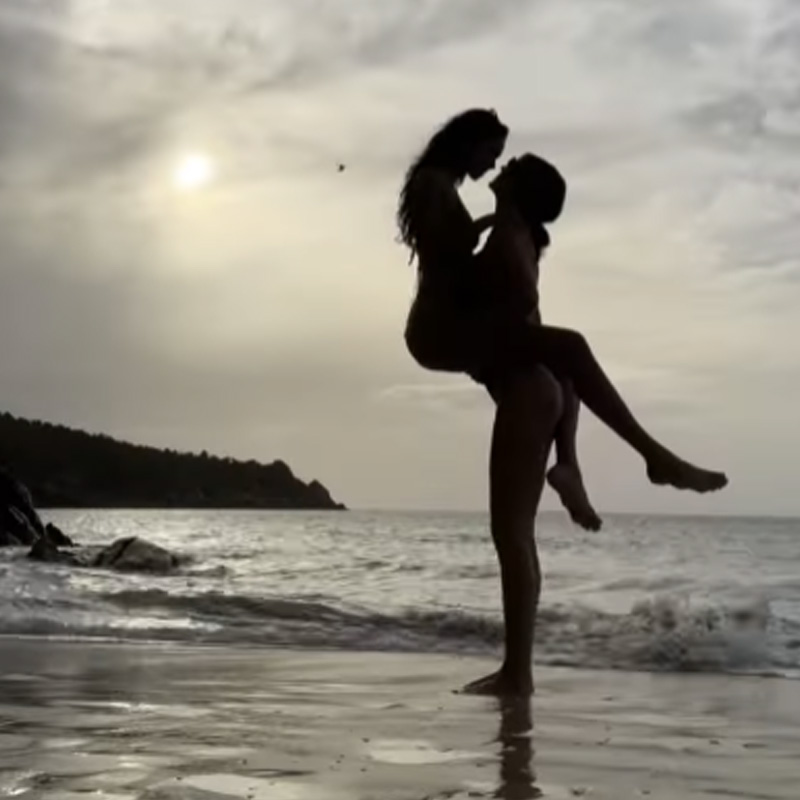 ভিডিয়োর সঙ্গে অল্প কথায় নিজেদের খুশি ভাগ করে নিয়েছেন দুই মডেল। লিখেছেন, ‘‘আমরা আমাদের সম্পর্ক গোপন রাখার সিদ্ধান্ত নিয়েছিলাম। তার পর ২৮ অক্টোবর, বিশেষ দিনে আমরা গোপনীয়তার দরজা খুলে দিলাম।’’