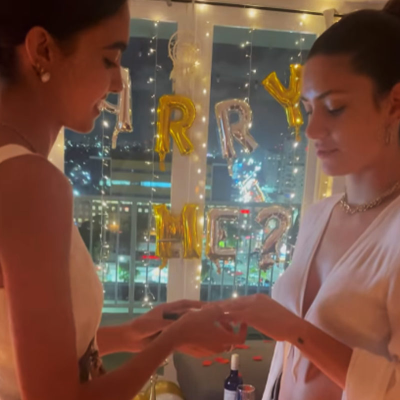 পুয়ের্তো রিকোয় তাঁদের বিয়ের আসর বসেছিল। উজ্জ্বল সাদা পোশাকে সেজে একে অপরের হাতে আংটি পরিয়ে দিয়েছেন মারিয়ানা এবং ফাবিওলা।