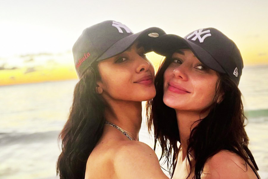 ২০২০ সালে ‘মিস গ্র্যান্ড ইন্টারন্যাশনাল’- এর মঞ্চে প্রথম দেখা হয়েছিল মারিয়ানা এবং ফাবিওলার। তার পর থেকেই তাঁরা প্রেমের সম্পর্কে ছিলেন। তবে এই সম্পর্কের কথা গোপনেই রেখেছিলেন ফ্যাশন দুনিয়ার দুই তারকা। 