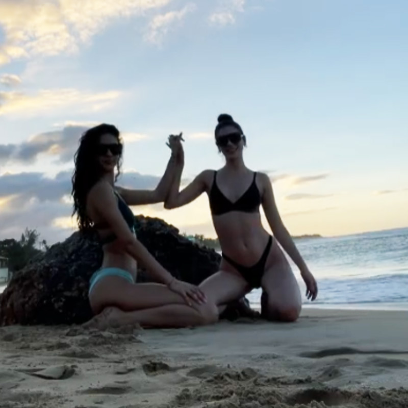 মারিয়ানা এবং ফাবিওলা— দু’জনের দেশেই সমলিঙ্গ বিবাহ আইনসম্মত। আর্জেন্তিনায় সমলিঙ্গ বিবাহে স্বীকৃতি দেওয়া হয় ২০১০ সালে। পুয়ের্তো রিকোতে দুই নারী বা দুই পুরুষের বিয়ে স্বীকৃতি পায় ২০১৫ সালে।