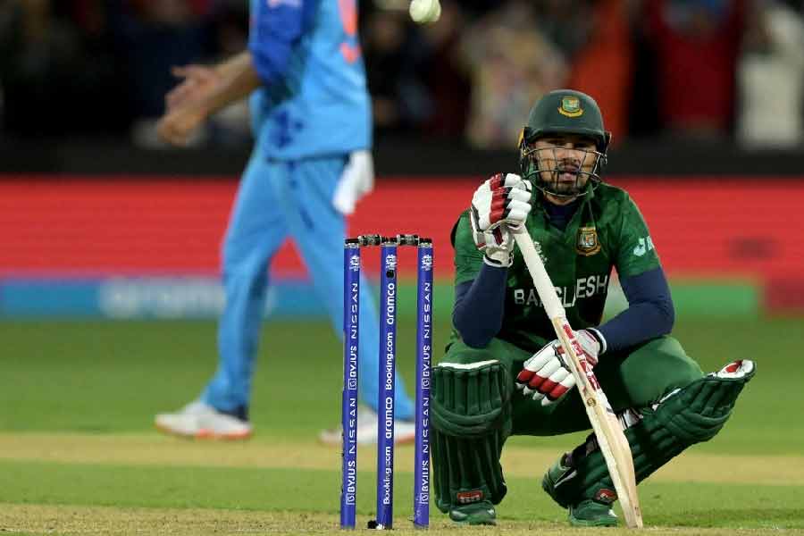 কুড়ি ওভারের বিশ্বকাপে ভারতের বিরুদ্ধে ৫ রানে হেরে গিয়েছে বাংলাদেশ। বৃষ্টিবিঘ্নিত ম্যাচে শেষ ওভার পর্যন্ত চলছিল টানটান উত্তেজনা। অনিশ্চয়তার পেন্ডুলামে দুলছিল দুই দলের ভাগ্য। শেষ হাসি অবশ্য হাসলেন রোহিতরা।