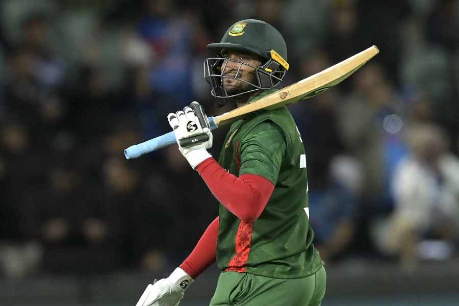 শাকিব আল হাসান— অধিনায়ক শাকিব বুধবার ভারতের গুরুত্বপূর্ণ ২টি উইকেট নিয়েছেন। ৫০ রান করে লোকেশ রাহুলকে যখন ভয়ানক দেখাচ্ছে, তখন শাকিবের বলে ক্যাচ তুলে দিয়েছেন গত ম্যাচগুলিতে ছন্দে না থাকা রাহুল। এ ছাড়া, ফর্মে থাকা সূর্যকুমার যাদবকে ৩০ রানে ফিরিয়েছেন শাকিব। গুরুত্বপূর্ণ সময়ে দীনেশ কার্তিককেও ফিরিয়েছেন রান আউটে। ৪ ওভার বল করে মোট ৩৩ রান দিয়েছেন বিশ্বের অন্যতম সেরা অলরাউন্ডার। ভারতের বিরুদ্ধে ব্যাট হাতে তাঁর অবদান ১২ বলে ১৩। দু’টি বাউন্ডারি মেরেছেন বাংলাদেশের অধিনায়ক। দশের মধ্যে তাঁর প্রাপ্ত নম্বর ৭।