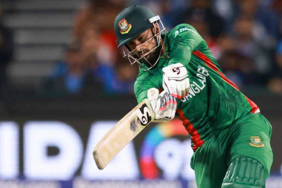 লিটন দাস— বাংলাদেশের ইনিংসের শুরু থেকেই বিধ্বংসী মেজাজে খেলেছেন লিটন। ছয় আর চারের বন্যা বইয়ে দিয়েছেন অ্যাডিলেডে। বাংলাদেশ তাঁর দৌলতেই বৃষ্টির আগে ৭ ওভারে ৬৬-তে থেমেছিল। মহম্মদ শামি, ভুবনেশ্বর কুমাররা তাঁর সামনে দাঁত ফোটাতে পারেননি। ২৭ বলে ৬০ রান করে রান আউটে থেমেছেন লিটন। বাংলাদেশের খেলোয়াড়দের মধ্যে এক মাত্র তাঁকেই ভয়ঙ্কর দেখিয়েছে। বৃষ্টির পর চোট না পেলে ভারতের মুখের গ্রাস কেড়ে নিতে পারতেন একাই। তাঁর প্রাপ্ত নম্বর ৮।