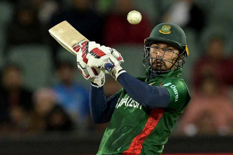 নুরুল হাসান সোহন— ৬ উইকেট পড়ে গিয়ে বাংলাদেশের ইনিংস যখন নড়বড়ে, কিছুটা হাল ধরার চেষ্টা করেছিলেন নুরুল। শেষ ওভারে বিশাল ছক্কা হাঁকিয়ে বাংলাদেশের ইনিংসে প্রাণ ফেরান তিনি। একটি চারও মারেন। তাঁর ব্যাটে ভরসা করে ভারতকে হারানোর স্বপ্ন দেখছিলেন বাংলাদেশের সমর্থকরা। কিন্তু দলের বৈতরণী শেষ পর্যন্ত পার করতে পারেননি। দশের মধ্যে তাঁর প্রাপ্ত নম্বর ৭।