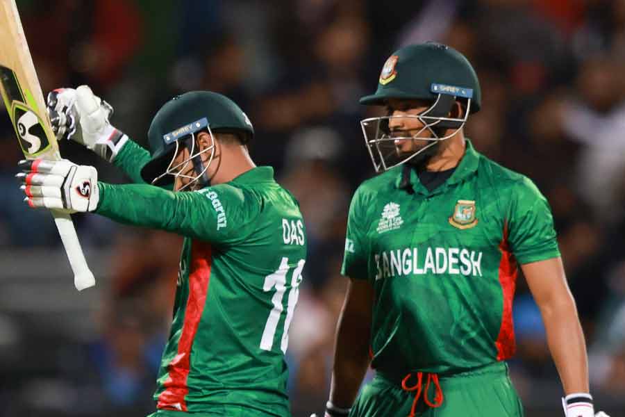 নাজমুল হোসেন শান্ত— লিটনের সঙ্গে ইনিংস ওপেন করতে নেমেছিলেন শান্ত। বৃষ্টির আগে তাঁকে তেমন কিছু করতে হয়নি। ‘বিধ্বংসী’ লিটনের বিপরীতে তিনি যারপরনাই ‘শান্ত’ হয়ে সঙ্গ দিয়েছেন। বৃষ্টির আগে ১৬ বল খেলে মাত্র ৭ রান করেছিলেন। পরে লিটন সাজঘরে ফিরলে হাত খুলে খেলতে শুরু করেছিলেন। একটি ৪ এবং একটি ৬ মেরে ২৫ বলে ২১ রান করে আউট হয়েছেন। তাঁর প্রাপ্ত নম্বর ৭।