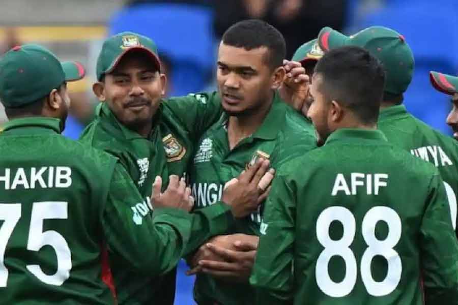 তাসকিন আহমেদ— বাংলাদেশের বোলারদের মধ্যে সবচেয়ে কৃপণ ছিলেন তাসকিন। ৪ ওভার বল করে তিনি দিয়েছেন মাত্র ১৫ রান। তবে উইকেট পাননি। ইকোনমি রেট ৩.৭৫। ব্যাট হাতে বাংলাদেশ সমর্থকদের মুখে কিছুটা হাসি ফুটিয়েছিলেন তিনি। শেষের দিকে তাঁর উপরেই নির্ভর করেছিল দল। ১৫ নম্বর ওভারে একটি বিশাল ছক্কা হাঁকান। কিন্তু দলকে জেতাতে পারেননি। ১০-এর মধ্যে তাঁর প্রাপ্ত নম্বর ৭।