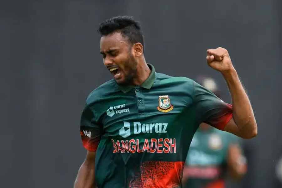 শরিফুল ইসলাম— ভারতের বিরুদ্ধে শরিফুলের বোলিংয়ে একেবারেই ধার ছিল না। কখনও ব্যাটারের মাথার উপর দিয়ে বল বেরিয়ে গিয়েছে, কখনও কোমরের উচ্চতায় করেছেন নো বল। বাংলাদেশি বোলারদের মধ্যে বুধবার সবচেয়ে বেশি রান দেওয়া সত্ত্বেও শরিফুলের হাতেই শেষ ওভারে বল তুলে দিয়েছিলেন শাকিব। সেখানেও ডাহা ফেল। শেষ ওভারে একটি ৪ এবং একটি ৬-সহ শরিফুল দিয়েছেন মোট ১৪ রান। ৪ ওভারে ৫৭ রান দিয়েছেন শরিফুল। ১০-এর মধ্যে তাঁর প্রাপ্ত নম্বর ৩।