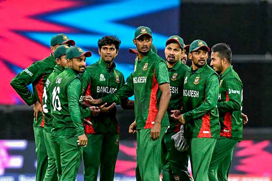 হাসান মাহমুদ— ৪ ওভার বল করে হাসান ৪৭ রান দিয়েছেন। ইকোনমি রেট ১১.৭৫। তবে রান দিলেও গুরুত্বপূর্ণ ৩টি উইকেট নিয়েছেন তিনি। রোহিত শর্মা, হার্দিক পাণ্ড্য এবং অক্ষর পটেল তাঁর বলে আউট হয়েছেন। ১০-এর মধ্যে তাঁর প্রাপ্ত নম্বর ৫।