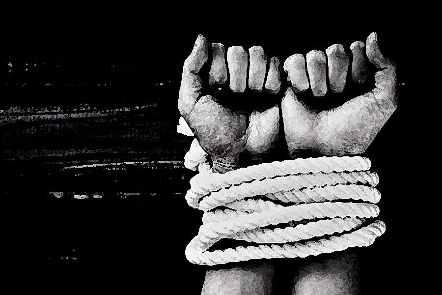 ঘটনাস্থলে গিয়ে তদন্তকারীরা দেখতে পান, একমাত্র শকুন্তলার মুখে কাপড় গোঁজা। তাঁর হাত-পা দড়ি দিয়ে বাঁধা ছিল। বাকিদের দেহে খুনিকে বাধা দেওয়ার চিহ্ন ছিল না।