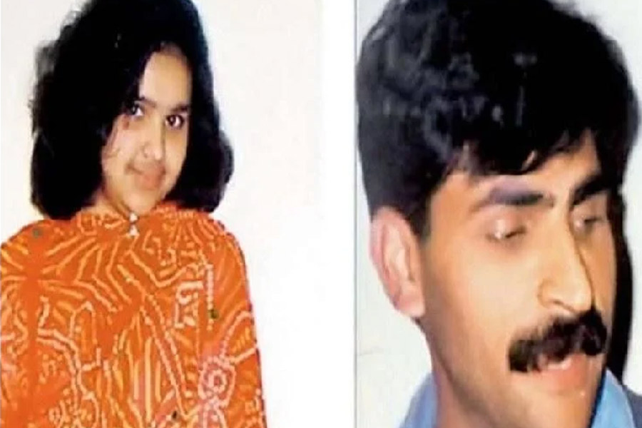 পুলিশের দাবি, ওই নোটে সনিয়া লিখেছিলেন, বাবা তাঁকে কখনওই ভালবাসেননি। সে কারণেই তাঁকে খুন করেছেন। বাকিদেরও কি সনিয়াই খুন করেছিলেন? না কি এ ‘অপরাধ’ করেন তাঁর স্বামী সঞ্জীব অথবা তাঁর পরিবারের সদস্যেরা?