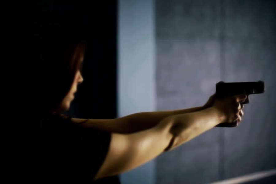 অভিযোগ, ওই কাণ্ডের বেশ কয়েক সপ্তাহ আগে রিভলভার উঁচিয়ে সুনীলকে শাসিয়েছিলেন সনিয়া। বিবাদের মূলে ছিল, রেলুরামের ৪৬ একরের কৃষিজমি। ওই ফার্ম হাউসের আশপাশের এলাকায় সে জমি ঘিরে প্রায়শই দু’জনের মধ্যে বিস্তর ঝামেলাও হত বলে দাবি।