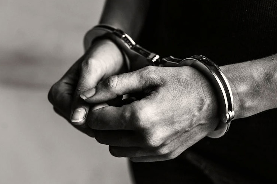 এই ঘটনার বছর তিনেক পর ২০০৪ সালে মে-তে সনিয়া, তাঁর স্বামী সঞ্জীবকে ৮ জনকে খুনের দায়ে দোষী সাব্যস্ত করে জেলা ও দায়রা আদালত। সম্পত্তি নিয়ে বিবাদের জেরেই যে এতগুলি খুন করা হয়েছিল, তা জানায় আদালতও। সনিয়া এবং সঞ্জীবকে ফাঁসির সাজা দেন বিচারক। তবে সঞ্জীবের মা-বাবা-ভাইকে এই মামলা থেকে মুক্ত করা হয়। এই মামলায় ১০৯ জনের মধ্যে ৬৬ জন সাক্ষীর বয়ান রেকর্ড করা হয়েছিল।