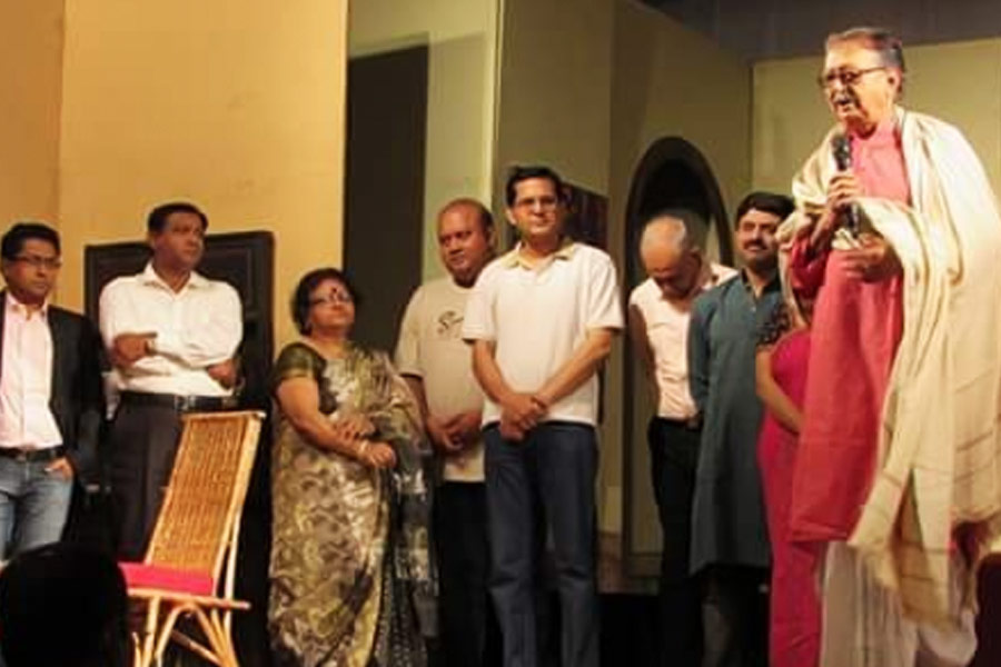 মঞ্চে লাকি মুখোপাধ্যায়।