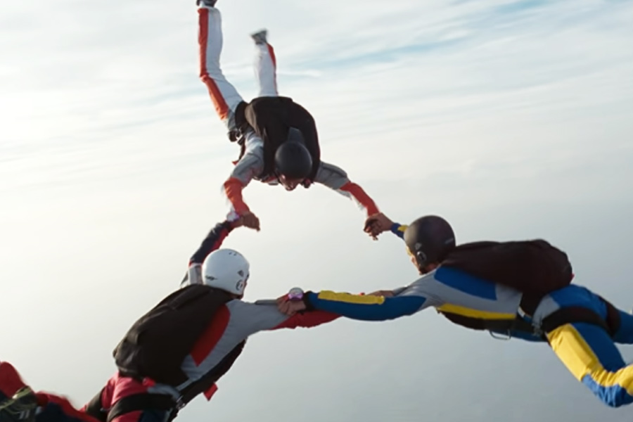 স্পেনের আকাশে তিন বন্ধু স্কাইডাইভ করছেন। ‘জিন্দেগি না মিলেগি দোবারা’ ছবির সেই বিখ্যাত দৃশ্য। ছবি মুক্তির পর সিনেমাপ্রেমীদের মনে এই দৃশ্যটি আলাদা জায়গা করে নিয়েছিল। অনেকের মনে আবার এই দৃশ্য দেখার পর স্কাইডাইভ করার ইচ্ছা জেগেছিল। 