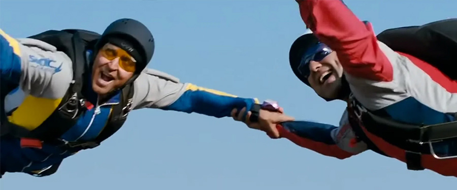 শুধু এই ছবিতেই নয়, স্কাইডাইভের দৃশ্য দেখানো হয়েছে আরও অনেক ছবিতে। এই দৃশ্যে  দেখানো হয়, চরিত্রেরা একে অপরের সঙ্গে কথা বলছেন। কিন্তু বাস্তবে তা একদমই সম্ভব নয়।