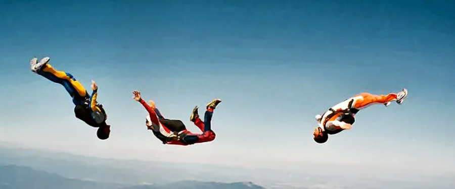 স্কাইডাইভ করার সময় উঁচু থেকে নীচের দিকে লাফ দিলে বেশ কিছু ক্ষণ হাওয়ায় ভেসে থাকেন স্কাইডাইভার। কিন্তু চারিদিকে হাওয়ার এত তীব্র আওয়াজ হয় যে, সেই মুহূর্তে হাওয়ার শোঁ শোঁ আওয়াজ ছাড়া কোনও শব্দই কানে পৌঁছয় না। তাই সিনেমা দেখে যদি ধারণা তৈরি হয় যে, স্কাইডাইভ করার সময় সত্যিই পাশে থাকা সঙ্গীর সঙ্গে খোশগল্প করা যায়, তবে সেই ধারণা একেবারেই ভুল।