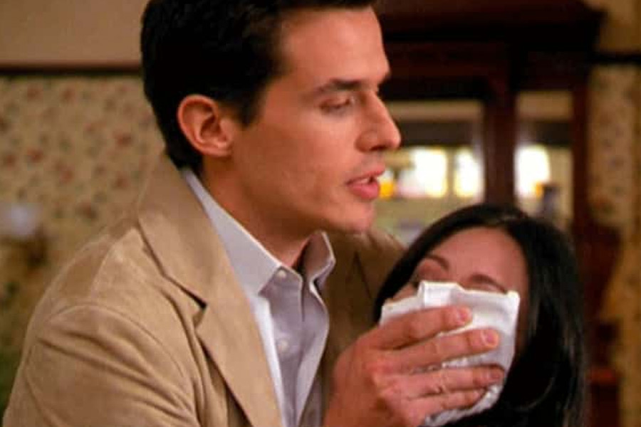 সিনেমা-বিজ্ঞান অনুযায়ী কাউকে অজ্ঞান করতে চাইলে রুমাল বা কাপড়ের টুকরোয় ক্লোরোফর্মে ভিজিয়ে সেই কাপড় মুখে চেপে ধরলেই কেল্লাফতে।