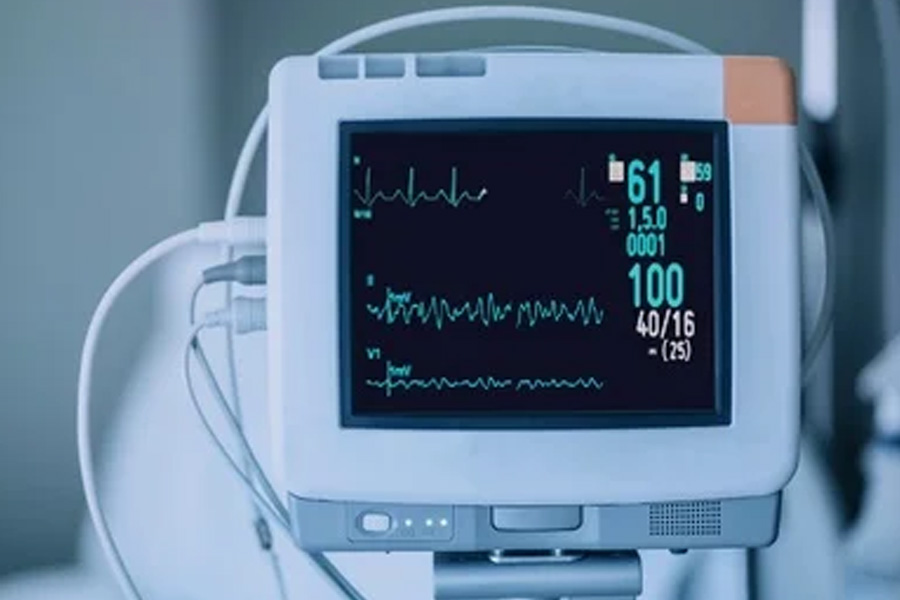 সিনেমায় কোনও চরিত্রের হৃদ্‌স্পন্দন থেমে গেলে দেখা যায়, ডিফ্রিব্রিলেটর যন্ত্র ব্যবহার করলে আবার স্বাভাবিক হৃদ্‌স্পন্দন ফিরে আসে। ‘মৃত’ ব্যক্তির দেহে প্রাণও ফিরে আসে। কিন্তু এত সহজে প্রাণ ফিরিয়ে আনা সম্ভব কি?