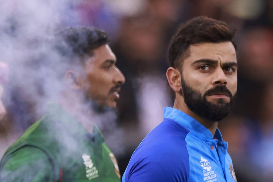 এত দিন ভারত বনাম পাকিস্তান ম্যাচে যে দৃশ্য দেখা যেত, এখন কি সেটাই ভারত-বাংলাদেশ ম্যাচের ছবি? দুই দেশের জাতীয় সঙ্গীতের রচয়িতা এবং খেলার মাঠের খেলোয়াড়ি মানসিকতা— এই দুই বাদে আর কিছুই যেন মিলছে না দুই প্রতিবেশী দেশের। পান থেকে চুন খসলেই লেগে যাচ্ছে দু’দলের।