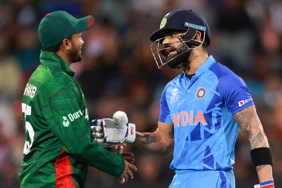 টি-টোয়েন্টি বিশ্বকাপে অ্যাডিলেড ওভালে বুধবার ভারত নেমেছিল বাংলাদেশের বিরুদ্ধে গ্রুপ লিগের ম্যাচে। সেই ম্যাচেই খেলা ছাপিয়ে এখন তোলপাড় ফেলে দিচ্ছে একের পর এক বিতর্ক আর ঝগড়া। 