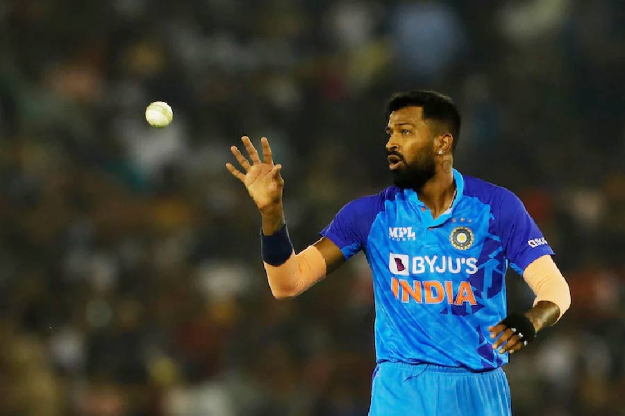 বৃষ্টিবিঘ্নিত ম্যাচে ভারত ৫ রানে হারিয়ে দেয় বাংলাদেশকে। কিন্তু ভারতের জয় কি সম্পূর্ণ নিষ্কণ্টক? বাংলাদেশের দিকে তাকালে কিন্তু তা নিয়ে প্রশ্ন উঠতে বাধ্য। কখনও কোহলির বিরুদ্ধে প্রতারণার অভিযোগ আবার কখনও হার্দিকের ওয়াইড বল বিতর্ক, বিশ্বকাপের ক্রিকেট ম্যাচ যেন ঝগড়া-ঝামেলারও বিশ্বকাপ!