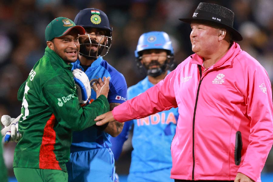 অ্যাডিলেডে হঠাৎ বিরাট কোহলি এবং শাকিব আল হাসানের মধ্যে বিতণ্ডা শুরু হয়ে যায়। ভারত ব্যাট করার সময় আম্পায়ারের একটি নো বলের সিদ্ধান্তে বিতর্কের শুরু। তাতেই ভারতের প্রাক্তন অধিনায়কের সঙ্গে রীতিমতো ঝগড়া বেঁধে যায় বাংলাদেশ অধিনায়কের।