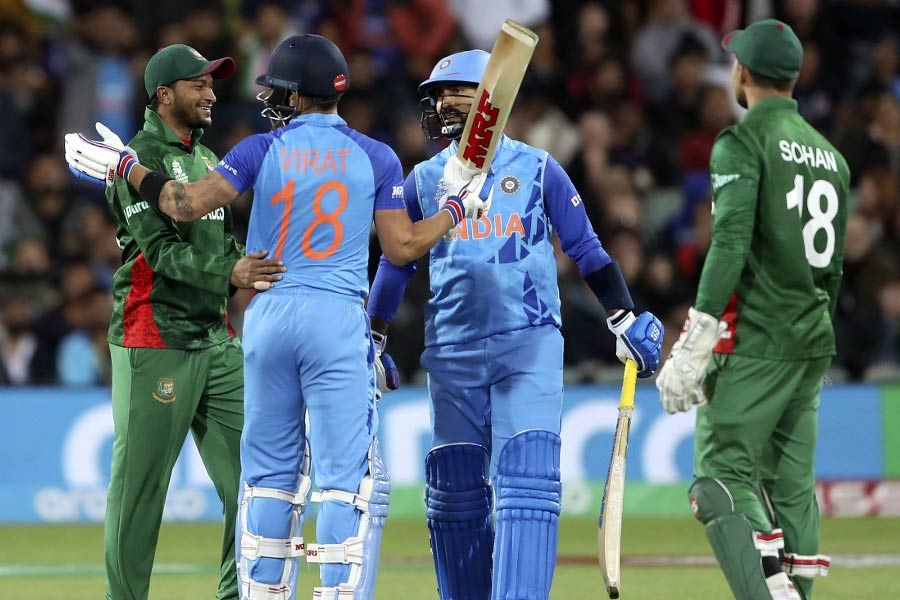 তাতেই আপত্তি শাকিবের। বাংলাদেশের অধিনায়ককে দেখা যায় দৌড়ে এসে আম্পায়ারের সঙ্গে কথা বলতে। তিনি বোঝাতে চান যে, বিরাট কখনও আম্পায়ারকে বলতে পারেন না নো বল দিতে। শাকিব এবং আম্পায়ারের মাঝে ঢুকে পড়েন বিরাট। তিনি শাকিবকে বোঝাতে শুরু করেন যে, ওটা নো বলই ছিল। শাকিব তাঁকেও কিছু বলেন।