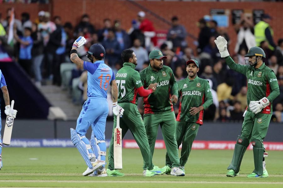 শাকিব বনাম কোহলি ঝগড়া চলেছে, এটা ঠিক। কিন্তু সব কিছুই চলল হাসি মুখে। প্রাথমিক ভাবে শাকিব মেজাজ হারালেও বিরাটের সঙ্গে কথা বলার সময় দু’জনেরই মুখে হাসি লেগে ছিল শেষ পর্যন্ত। সুনাম বজায় রইল ‘জেন্টলম্যানস গেম’-এর।