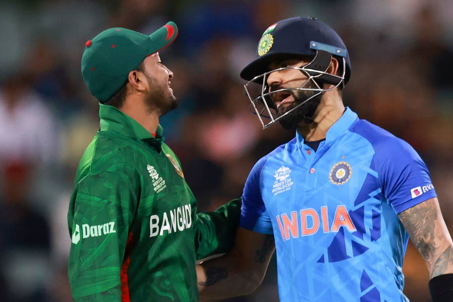 ১৫তম ওভারে হাসান মেহমুদের ওভারের শেষ বলটি ছিল বাউন্সার। বিরাট কোনও রকমে তাতে ব্যাট লাগান। সঙ্গে সঙ্গে তাঁকে দেখা যায় আম্পায়ারকে ডান হাত দিয়ে নো বলের ইঙ্গিত করতে। আম্পায়ারও নো ডাকেন।