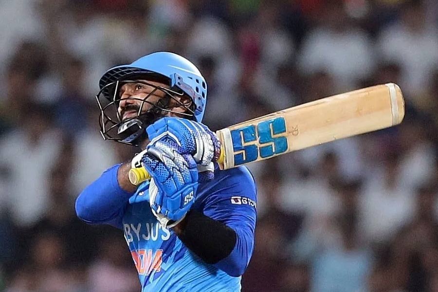 ১৬তম ওভারে শরিফুলের বিরুদ্ধে ব্যাট হাতে কোহলি। বিরাট ব্যাটের কানায় লেগে বল চলে যায় এক্সট্রা কভারের দিকে। তিনি রান নিতে দৌড় শুরু করেও থেমে যান। কার্তিক তত ক্ষণে অনেকটা পৌঁছে গিয়েছেন। তাঁকে ফেরত পাঠিয়ে দেন বিরাট। কিন্তু ক্রিজে ফেরার আগেই শরিফুল উইকেট ভেঙে দেন।